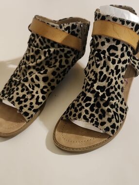 Leopard Print Open-Toe Sandals with Tan Ankle Strap